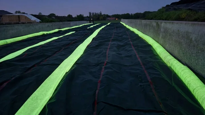 Neu: Glow-in-the-Dark-Abdeckschläuche von Agridek